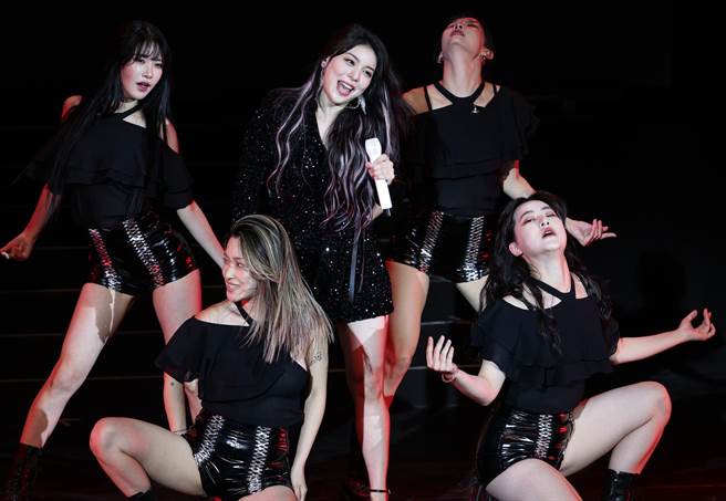 Ailee（中）带来劲歌热舞的演出，展现铁肺歌后实力。（陈俊吉摄）