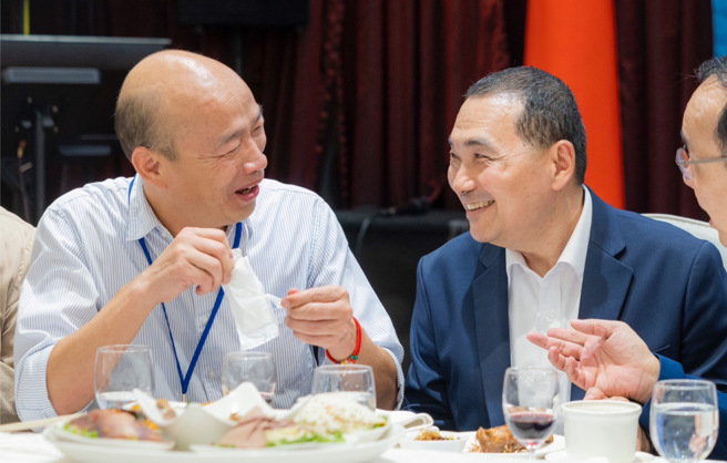 侯漢廷強調，侯友宜(右)重要的工作是不被非核心支持者所討厭，包括韓國瑜(左)及柯文哲等支持者。（圖／侯友宜競辦提供）