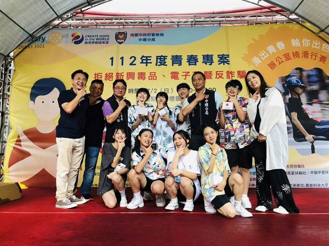 桃园市中坜警分局2日下午在中坜银河广场办理反毒反诈宣导活动。（翻摄照片／蔡明亘桃园传真）