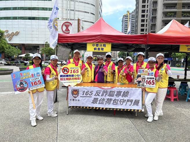 桃园市中坜警分局向民眾宣导反诈观念。（翻摄照片／蔡明亘桃园传真）