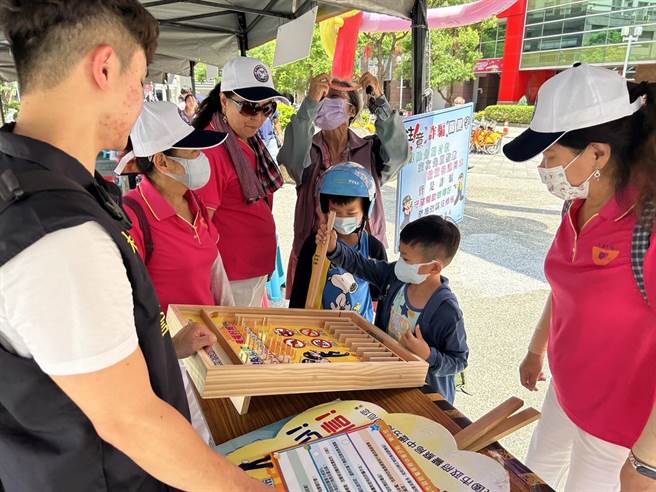 桃园市中坜警分局藉由童玩向孩童宣导反诈骗观念。（翻摄照片／蔡明亘桃园传真）