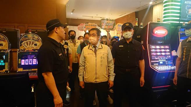台南市长黄伟哲主持青春专案勤教后视察电子游艺场。（程炳璋摄）