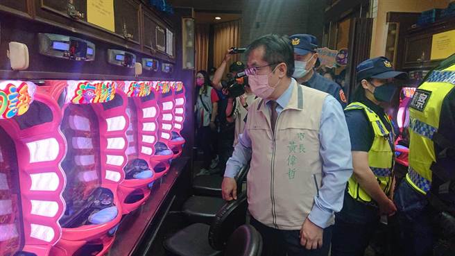 台南市长黄伟哲视察电子游艺场，对机台玩法感到好奇。（程炳璋摄）