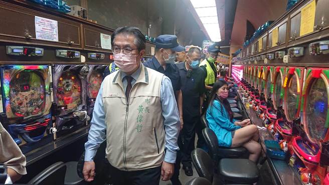 电子游艺场顾客见到台南市长黄伟哲从身后经过，一度吓傻。（程炳璋摄）