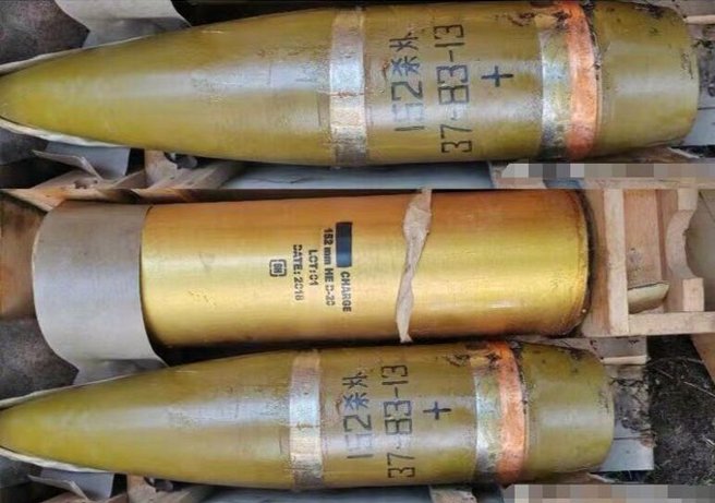 俄军使用的152mm榴弹炮弹，上面明显地印有中文字，据称是上世纪90年代两伊战争期间中国出售给伊朗的存货。（图／腾讯网）