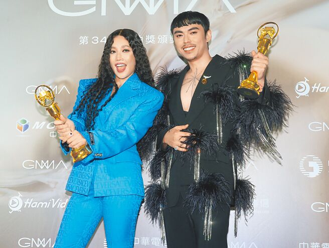 第34届金曲奖颁奖典礼1日在台北小巨蛋登场，最佳华语男歌手HUSH（右）、最佳华语女歌手A-Lin（左）合影。（粘耿豪摄）