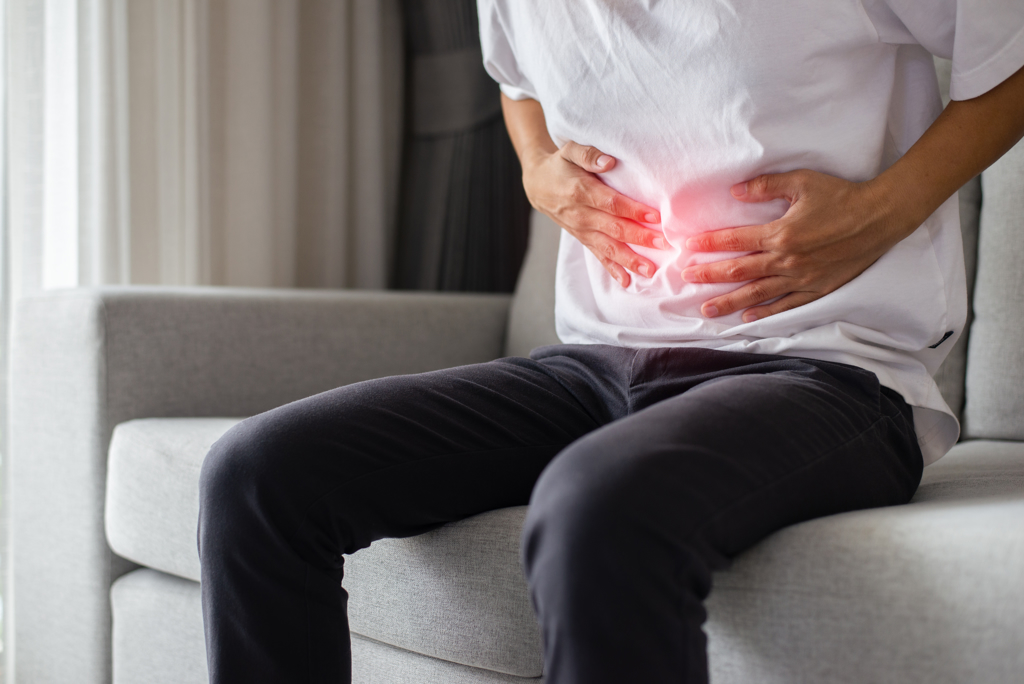 胃痛是現代人的文明病，但若持續未改善就要注意可能是其它疾病所造成。( 示意圖／Shutterstock )