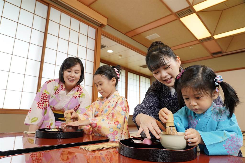 「小小管家體驗營」專案，小孩可參加「小小孩夏祭體驗3選1」，跟著管家學習日本文化禮儀與茶道精神。（日勝生加賀屋提供）