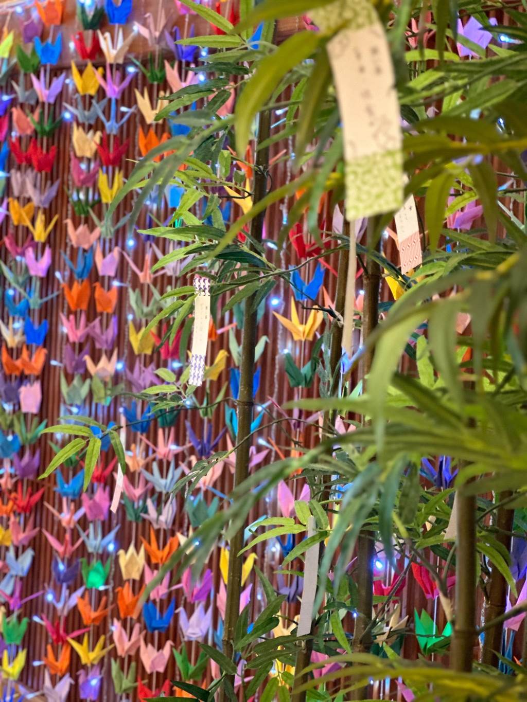 館內2樓大廳可看到許多色彩鮮豔的紙鶴連成為千羽鶴，有祝福客人健康平安的含義。（日勝生加賀屋提供）
