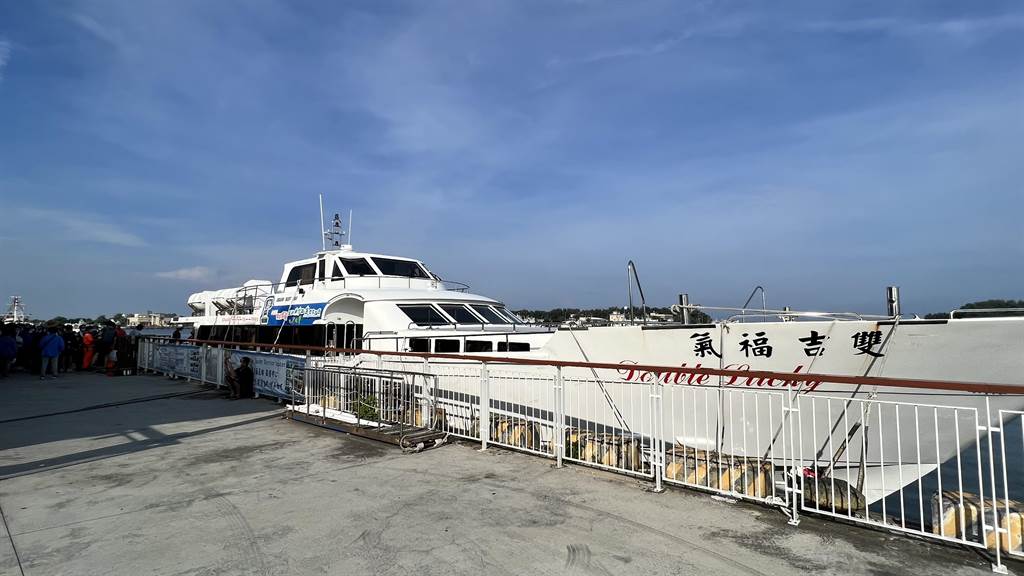 往返台南市將軍漁港和澎湖東吉島的「雙吉福氣號」交通船，今天下午5點驚傳擱淺的意外。（本報資料照片）