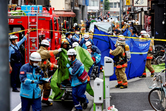 影》東京港區大樓爆炸起火 玻璃碎片噴滿街釀4傷