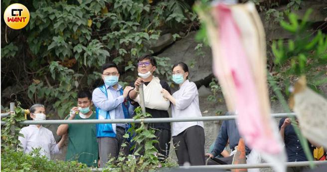 说出口，是治疗创伤的第一步，例如太鲁阁翻车事故后，相关人员就进行小团体的支持性谈话，除了整理情绪，更可以从中获得力量。（图／CTWANT资料照）