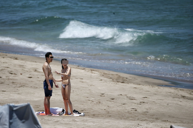 一名男子协助女友绑比基尼绑带，因没有打死结导致松脱。（图／示意图，记者杜宜谙摄影）