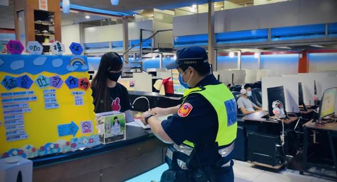 花蓮縣警局「青春專案」暑假正式啟動，首周臨檢56處高風險場所，查獲31項違法案件，將36人移送法辦。（花蓮縣警局提供／羅亦晽花蓮傳真）