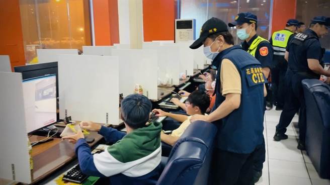 花蓮縣警局「青春專案」暑假正式啟動，首周臨檢56處高風險場所，查獲31項違法案件，將36人移送法辦。（花蓮縣警局提供／羅亦晽花蓮傳真）