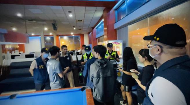 花蓮縣警局「青春專案」暑假正式啟動，首周臨檢56處高風險場所，查獲31項違法案件，將36人移送法辦。（花蓮縣警局提供／羅亦晽花蓮傳真）