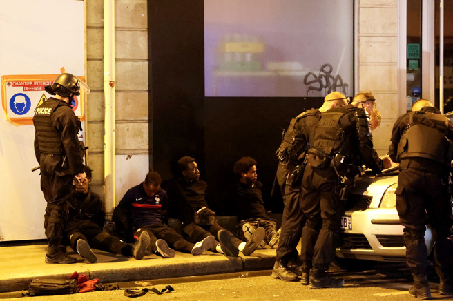 巴黎警方逮捕暴徒。（图／路透社）
