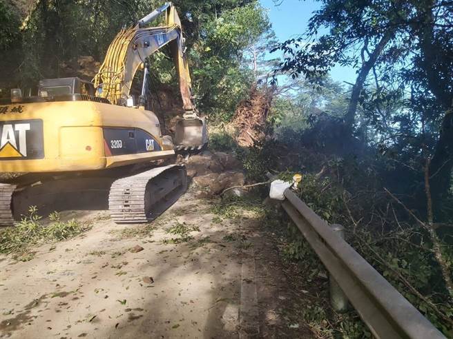 台14甲线18.7公里处2日上午11时坍方，下午才恢復单线双向通行，3日清晨6时许又坍方，目前双向交通中断。（摘自中横路况交通资讯网／杨静茹南投传真）