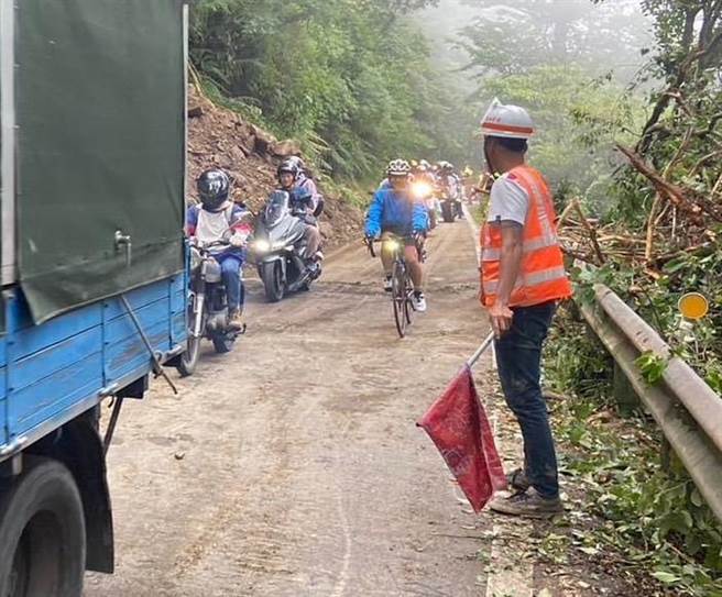 合欢山公路18.7公里处坍方2日上午11时坍方，下午3时许恢復单线双向通行纾解车流，受困自行车、汽机车才得以脱困。（摘自中横路况交通资讯网／杨静茹南投传真）
