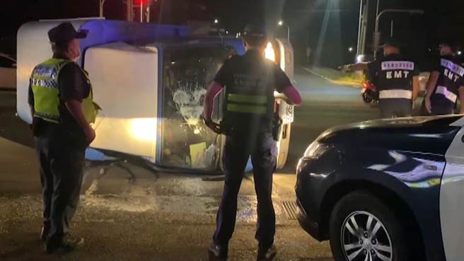 偷車賊行駛至屏東縣加祿路段時，疑似不熟悉路況，情急下迴轉翻車，受困車內被逮捕。（民眾提供／蕭嘉蕙台東傳真）