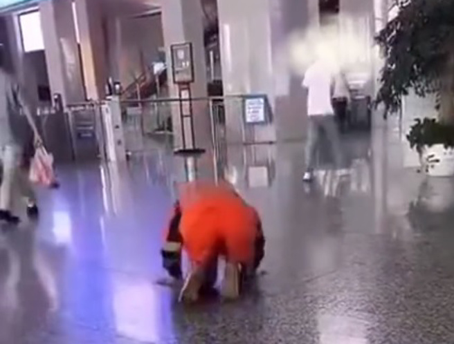 大陆一名清洁工妇人不慎弄脏乘客衣服，但两人在赔偿问题上未能达成共识，情急之下直接在火车站大厅跪下磕头道歉。（图／翻摄自微博）