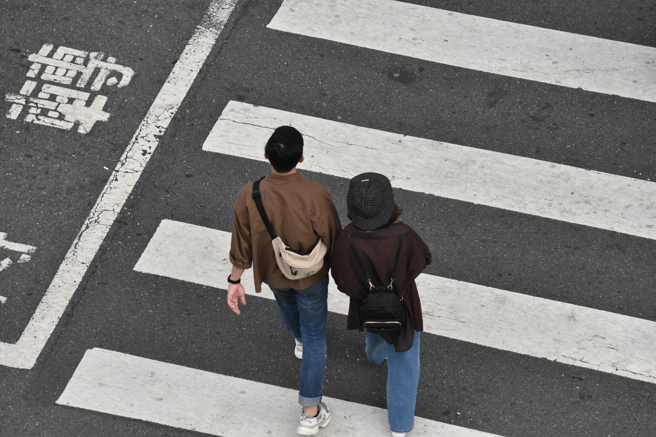 一名男子好奇行人路权可维持多久。（图／示意图，达志影像）
