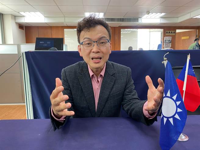 郑正钤表示，他与钟家菱之间确有借贷与投资间的往来关系，因为双方对于往来关系财务上认知的不同，发生民事诉讼事件，实感遗憾。（陈育贤摄）