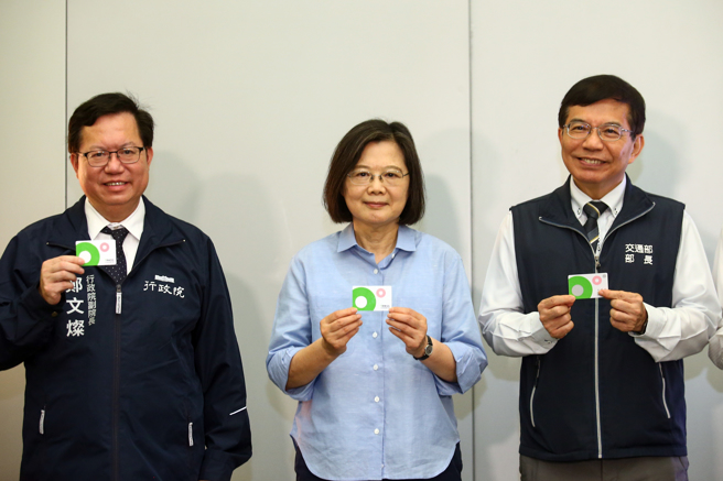 蔡英文總統（中）、行政院副院長鄭文燦（左）、交通部長王國材（右）3日出席Tpass公共運輸通行月票視察。蔡英文鼓勵大家多多使用公共運輸通行月票。（鄧博仁攝）