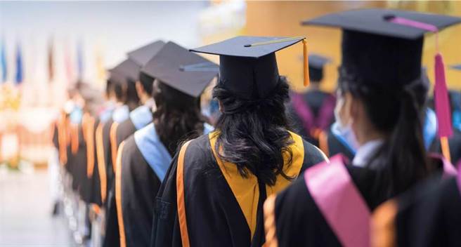 大陆大学生延毕比例增加，官媒《经济日报》吁：政府应创造就业条件。（达志影像）