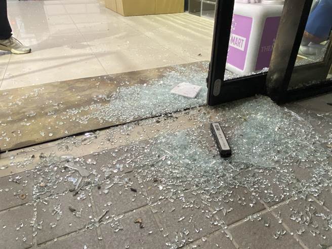 台中市大里区仁化路1间服饰店1日晚间遭到4名男子持棍棒、高尔夫球棍等砸店并投掷鞭炮，警方2日将嫌犯全数逮捕归案，并依毁损、恐吓、妨害秩序罪嫌移送台中地检署侦办。（民眾提供／潘虹恩台中传真）