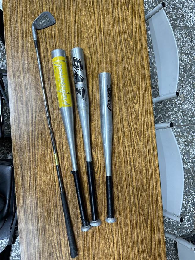 台中市大里区仁化路1间服饰店1日晚间遭到4名男子持棍棒、高尔夫球棍等砸店并投掷鞭炮，警方2日将嫌犯全数逮捕归案，并查扣球棒和高尔夫球棒等犯案工具。（民眾提供／潘虹恩台中传真）