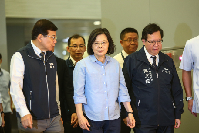 蔡英文總統（中）、行政院副院長鄭文燦（右）、交通部長王國材（左）3日視察Tpass公共運輸通行月票使用情況。（鄧博仁攝）