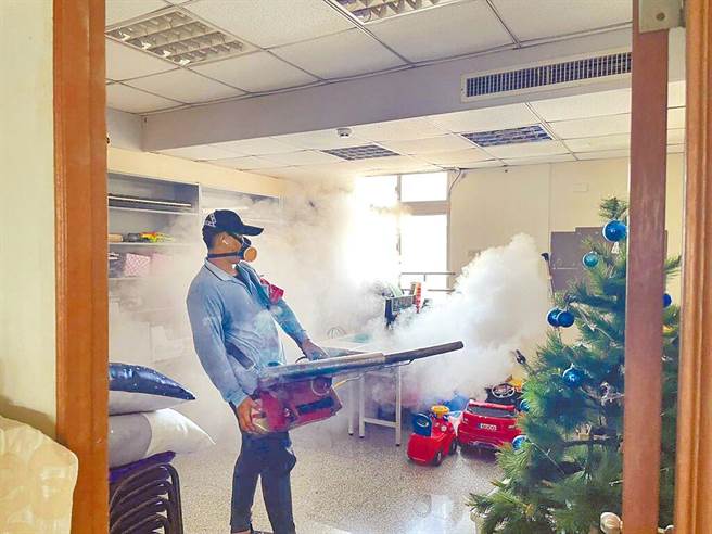 台南市登革熱防治中心持續針對確診病例的居住地進行化學防治作業。（登革熱防治中心提供／洪榮志台南傳真）