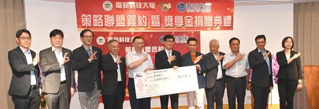 高苑科大與春雨集團3日策略聯盟，高雄市長陳其邁（中）到場見證。（林瑞益攝）