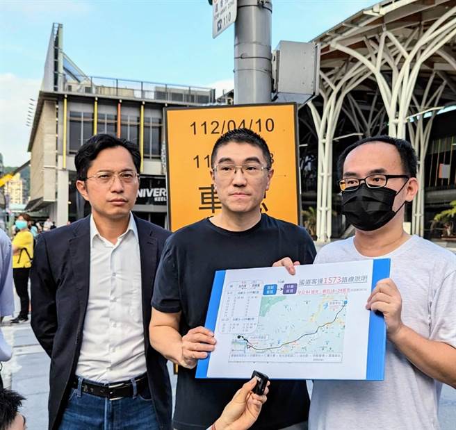 基隆市长谢国梁（中）表示，加强取缔行人违规的时机近了，市府将择期展开取缔工作。（张志康摄）