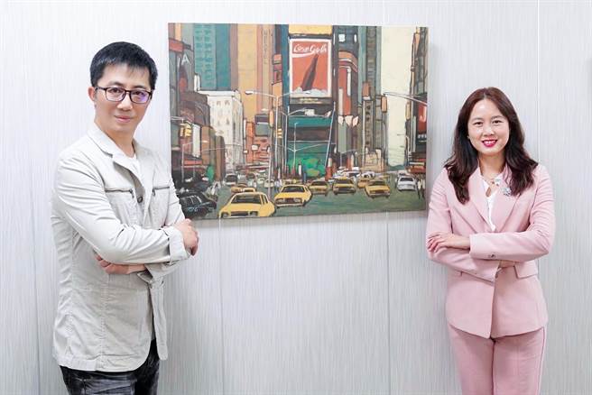 中医大新竹附设医院艺廊推出艺术家蔡汝恭「单纯即永恒」创作展，策展人陈昭贤（左）和新竹附医执行长张宜真（右）说明蔡汝恭的画作呈现復古风。（罗浚滨摄