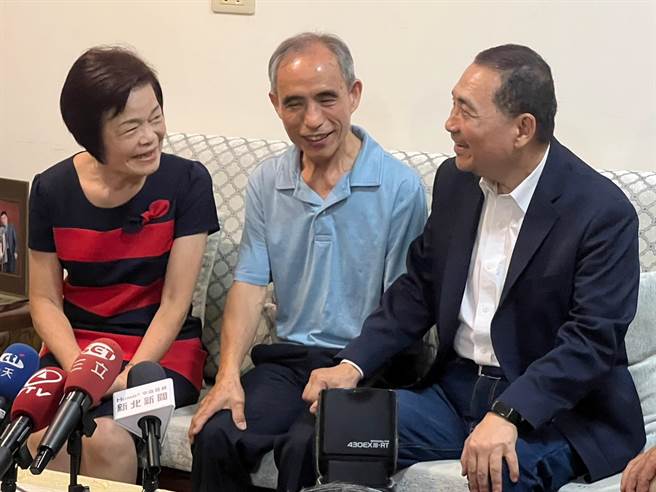 侯友宜拜访模范父亲代表王见福。（王扬杰摄）