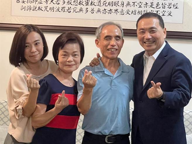 侯友宜拜访模范父亲代表王见福。（王扬杰摄）