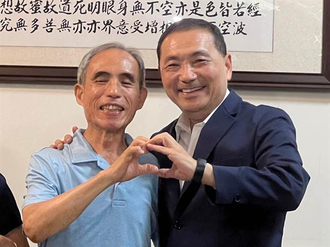 侯友宜拜访模范父亲代表王见福。（王扬杰摄）
