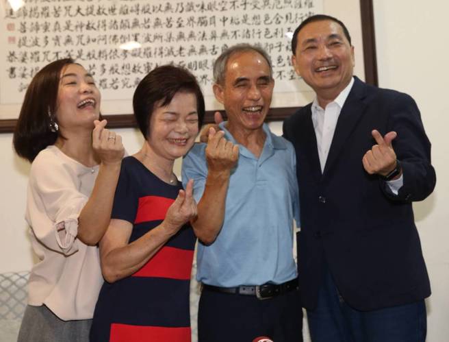 新北市长侯友宜3日拜访新北市模范父亲王见福。（陈君玮摄）