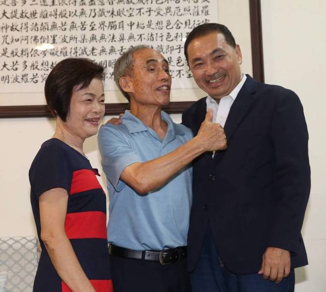 新北市长侯友宜3日拜访新北市模范父亲王见福。（陈君玮摄）