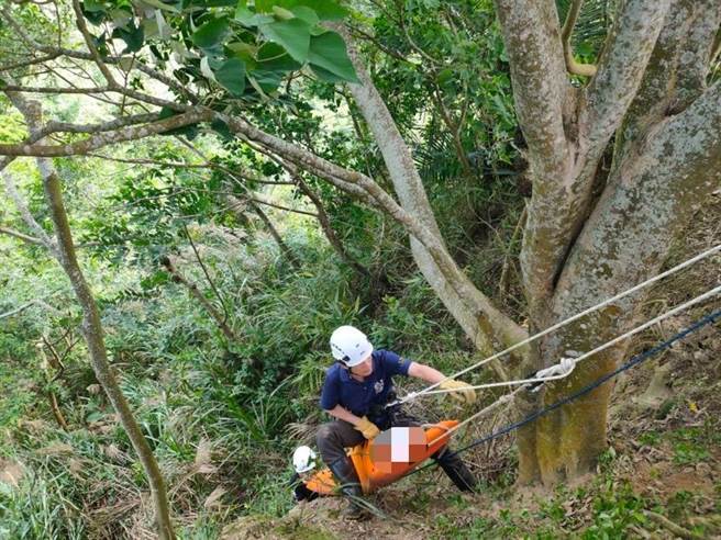 嘉义警消及救难人员合力从深谷吊挂方男脱困。（中埔分局提供／廖素慧嘉县传真）