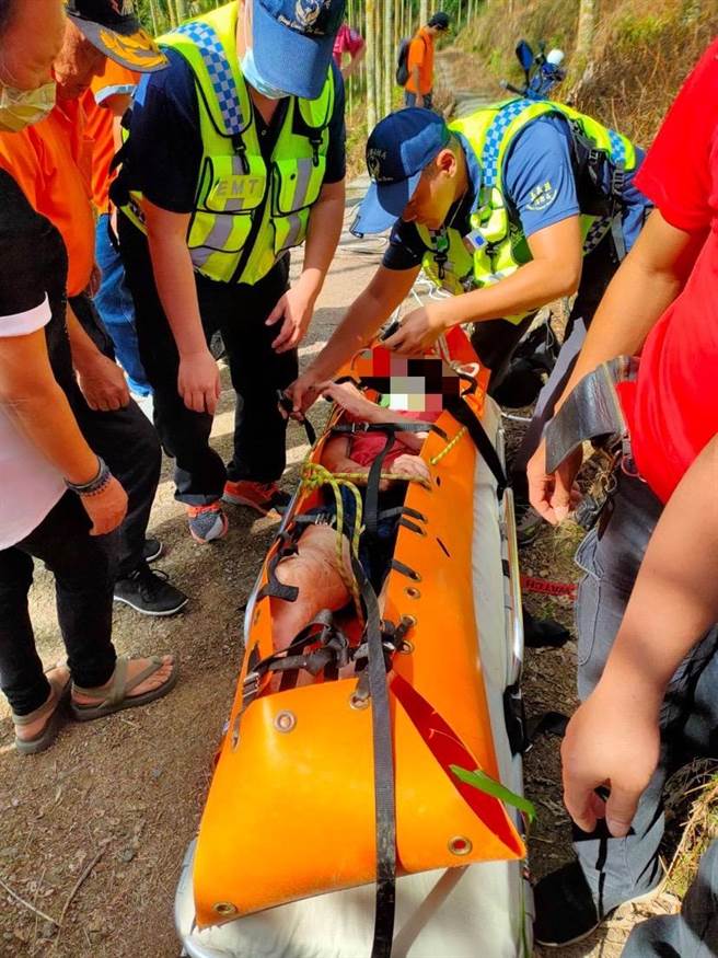 嘉义警消及救难人员合力从深谷吊挂方男脱困后送医。（中埔分局提供／廖素慧嘉县传真）
