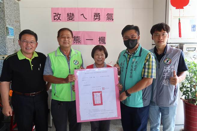 民進黨將徵召彰化縣前縣議員江熊一楓參選北斗鎮長補選，3日縣黨部主委楊富鈞代表主席賴清德頒發推薦書。(吳建輝攝)