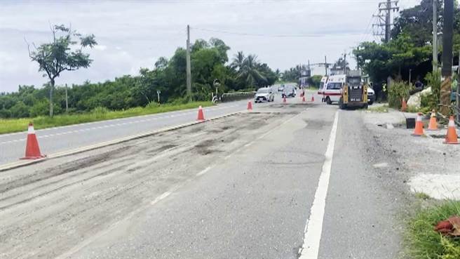 李姓休旅车驾驶行经台11线116.5公里台东成功路段，准备右转产业道路时，疑似因路面高低差，视线受阻，车轮撞上躺卧地面休息的周姓男工人。（民眾提供／萧嘉蕙台东传真）