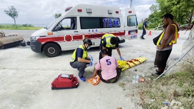 周姓男工人躺卧于台11线产业道路斜坡路面休息时，遭转弯车撞击头部，所幸驾驶随即倒车，无造成生命危险。（民眾提供／萧嘉蕙台东传真）