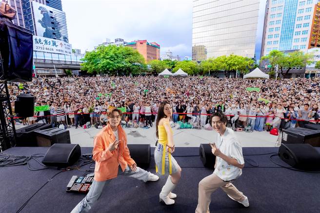 告五人2日舉辦《帶你飛》台北簽唱會。（相信音樂提供）