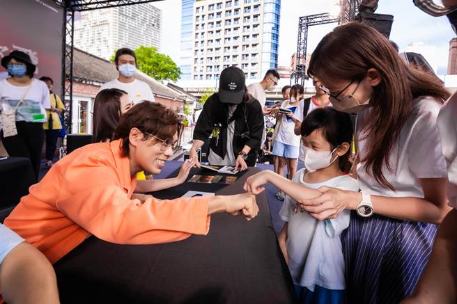 告五人雲安跟粉絲開心互動。（相信音樂提供）