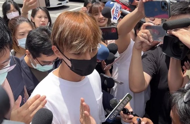 炎亚纶面对媒体提问表示谢谢关心。（图／中天新闻）