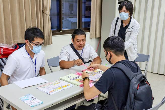 竹北气爆案受灾社区住户大会，心理谘商师向住户说明如何初步自我评量。（新竹县政府提供／罗浚滨新竹传真）